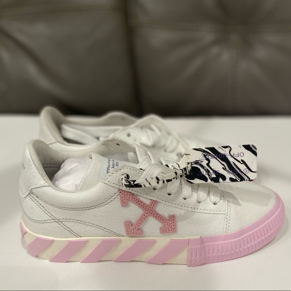 Off white light vulcanized low sneaker
